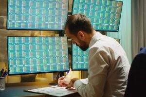 كيف تحدث إعادة التسعير أثناء التداول؟