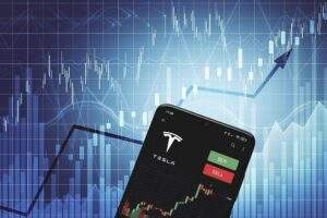 كيفية شراء أسهم تسلا (TSLA)