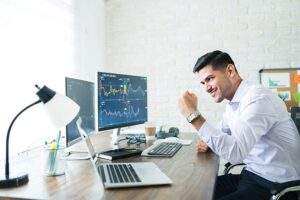 كيف يتم تحقيق الربح من خلال التداول عبر الانترنت