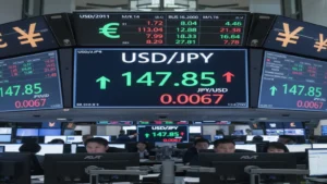 الين الياباني يعوض ارتفاعات الأسبوع رغم ضغوط داخلية وخارجية