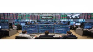 زوج اليورو دولار يتراجع قرب 1.1850 مع ترقب بيانات التصنيع الأمريكية