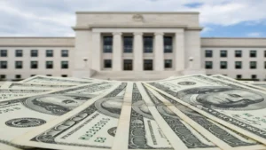 الدولار يرتفع بدعم بيانات أمريكية قوية ومحضر اجتماع الاحتياطي الفيدرالي المتشدد