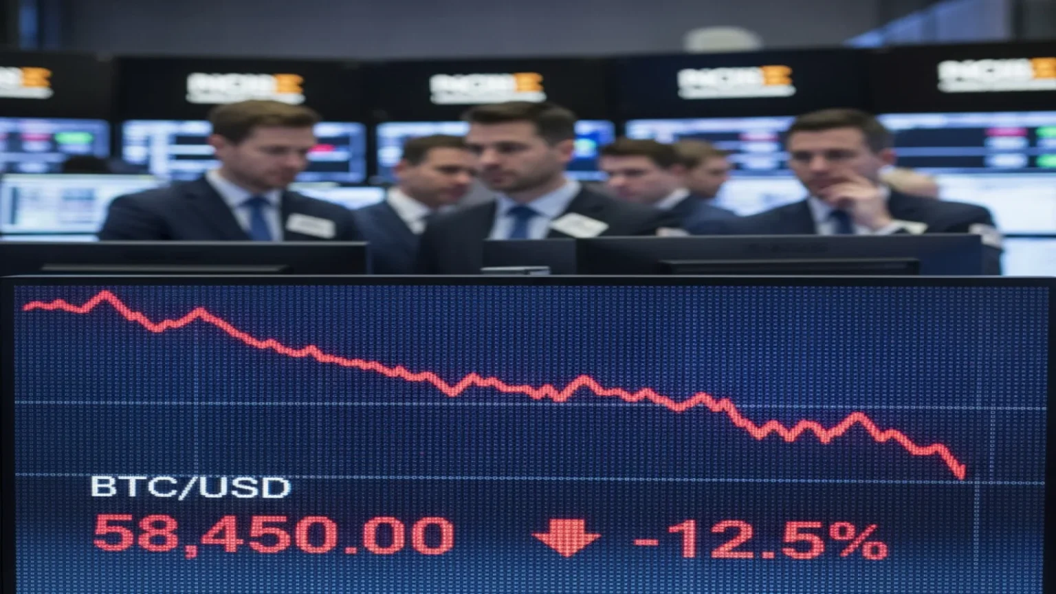 البيتكوين يتراجع إلى 65000 دولار وسط تصفيات بملايين الدولارات