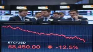 البيتكوين يتراجع إلى 65000 دولار وسط تصفيات بملايين الدولارات