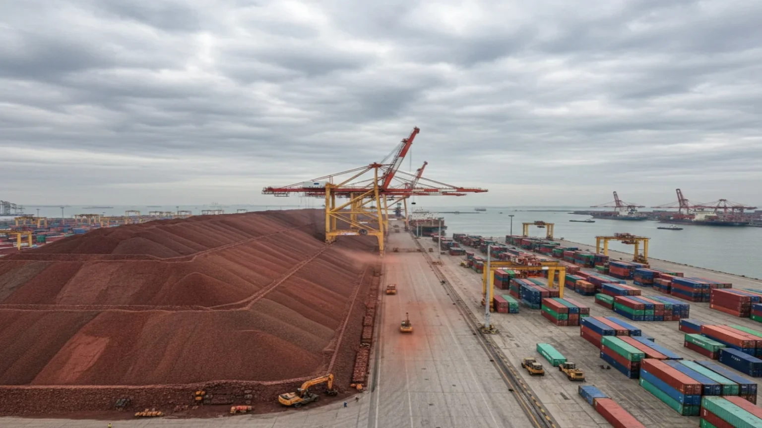 انخفاض سعر خام الحديد دون 100 دولار وسط زيادة المعروض وتراجع الطلب الصيني