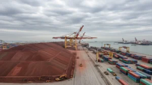 انخفاض سعر خام الحديد دون 100 دولار وسط زيادة المعروض وتراجع الطلب الصيني