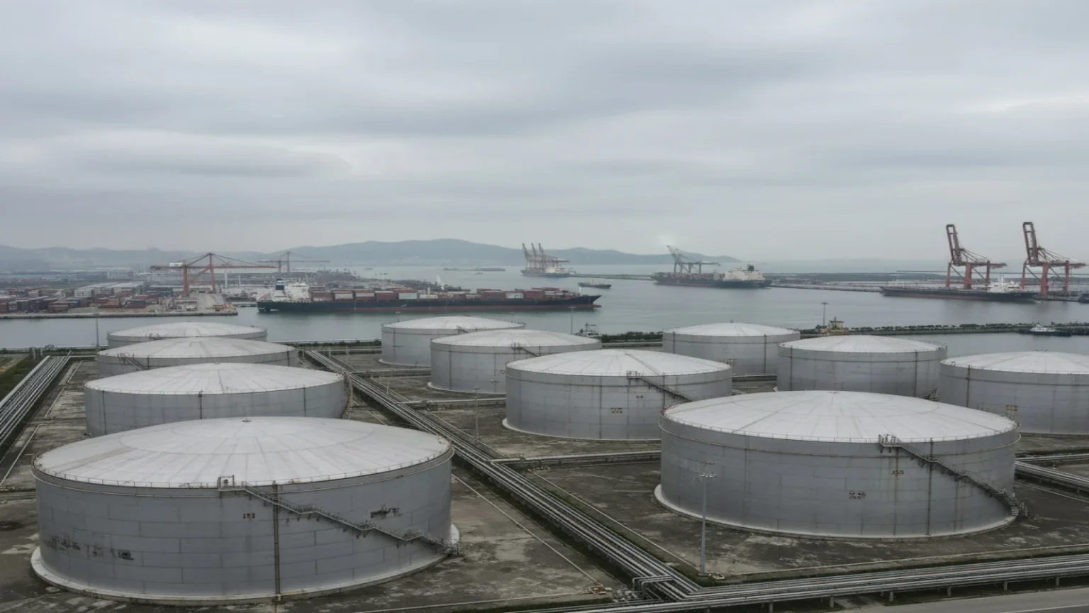 روسيا وإيران تخفضان أسعار النفط للصين وسط تراكم الشحنات وتراجع الهند عن الخام الروسي