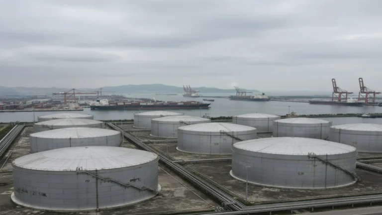 روسيا وإيران تخفضان أسعار النفط للصين وسط تراكم الشحنات وتراجع الهند عن الخام الروسي