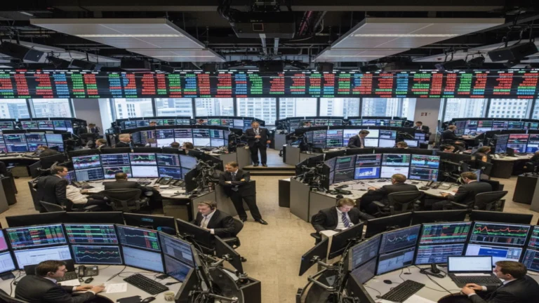 تعاملات الإنتربنك الدولاري في مصر تتجاوز مليار دولار مع ارتفاع الدولار فوق 54 جنيهاً