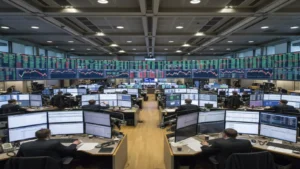 المؤشر الأوروبي يرتفع طفيفاً لكنه يقترب من أسوأ أداء أسبوعي منذ عام