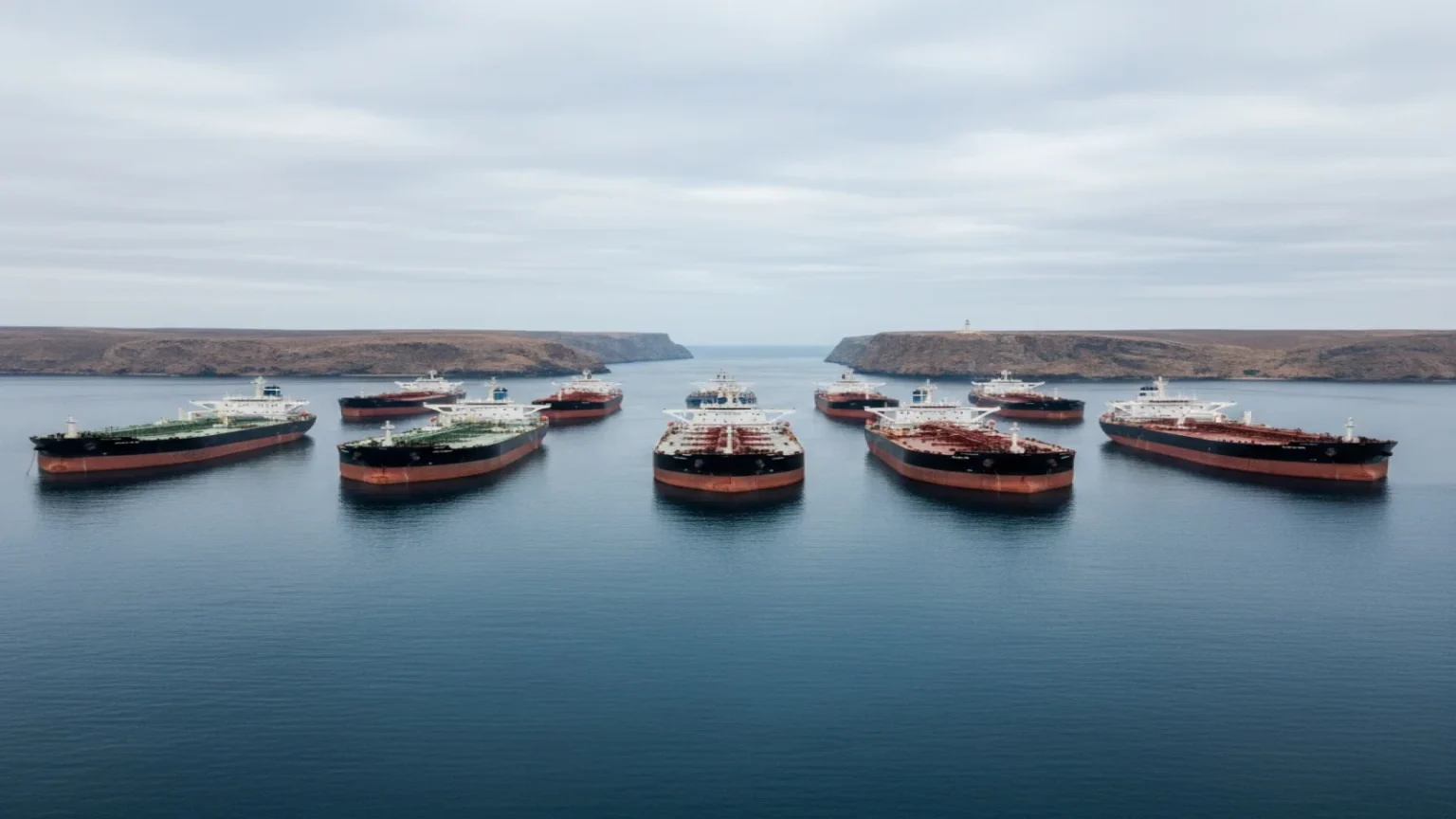 أسعار النفط ترتفع مع استمرار إغلاق مضيق هرمز وتصاعد التوترات في الشرق الأوسط