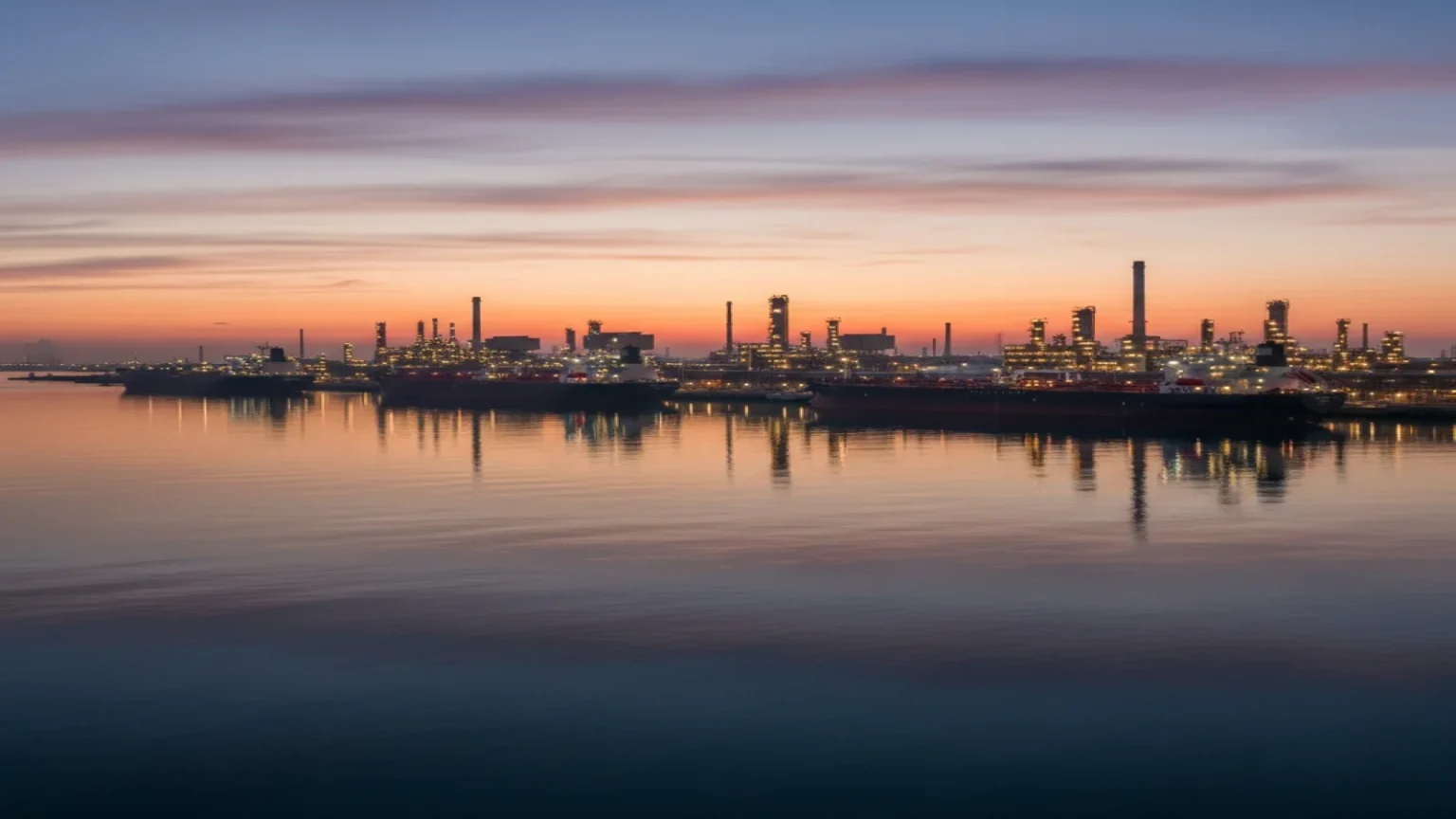 أسعار النفط ترتفع قرب 105 دولارات مع تصاعد التوترات في الشرق الأوسط