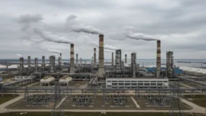 الصين تخفض تكرير النفط وتزيد إنتاج الألمنيوم وسط اضطرابات إقليمية