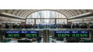 الدولار في مصر يشهد تقلبات وسط نشاط الأموال الساخنة في سوق الدين الحكومي
