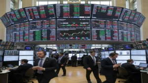 الدولار يرتفع مع تصاعد التوتر بين أميركا وإيران والين يستقر عند 156.995