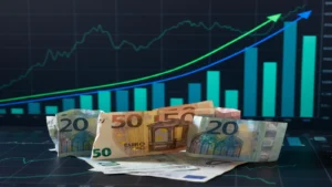 اليورو يرتفع أمام الجنيه بسبب الضغوط السياسية وتوقعات المركزي الأوروبي